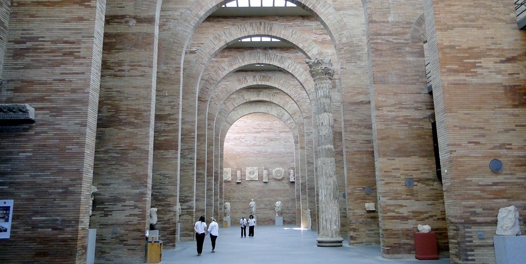 Galería y planta baja del Museno Nacional de Arte Romano de Mérida, diseñado por Rafael Moneo