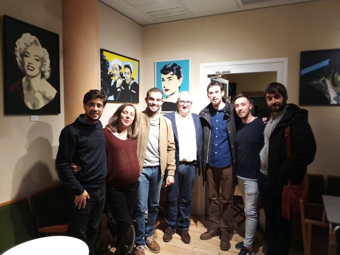 Fotografía de grupo tras la sexta edición de "Cafés con Historia"