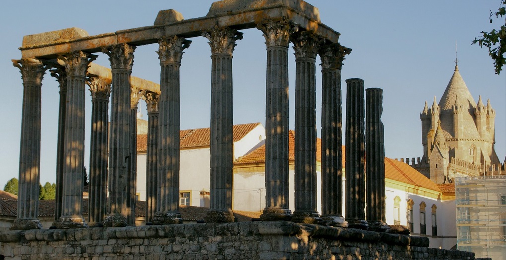 Évora, templo romano y catedral, en Portugal